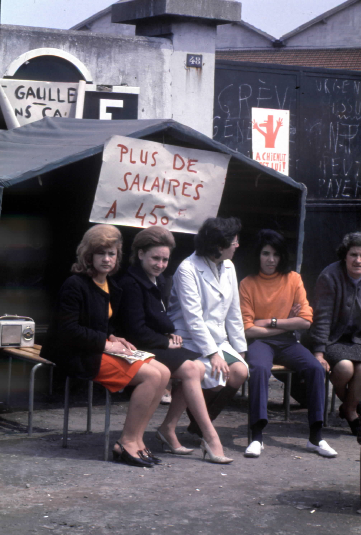 photo de la grève et occupation de l'entreprise pharmaceutique CNPF à Drancy, mai 1968